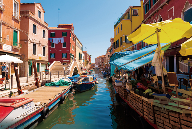 베네치아의 수상시장. 베네치아에는 신선한 로컬푸드를 파는 로컬마켓이 곳곳에서 열린다. 20유로어치만 사면 일주일을 버틸 수 있다. ⓒphoto 셔터스톡