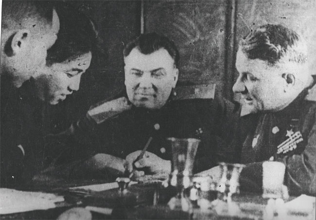 김일성(왼쪽 두 번째)이 허가이와 함께 소련 측 안드레이 로마넨코, 테렌티 스티코프와 의논하는 모습.