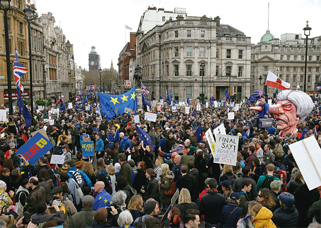 지난 3월 23일 런던 도심을 메운 브렉시트 반대 시위대. 영국 시위 역사상 최대인 100만여명이 모였다. ⓒphoto 뉴시스