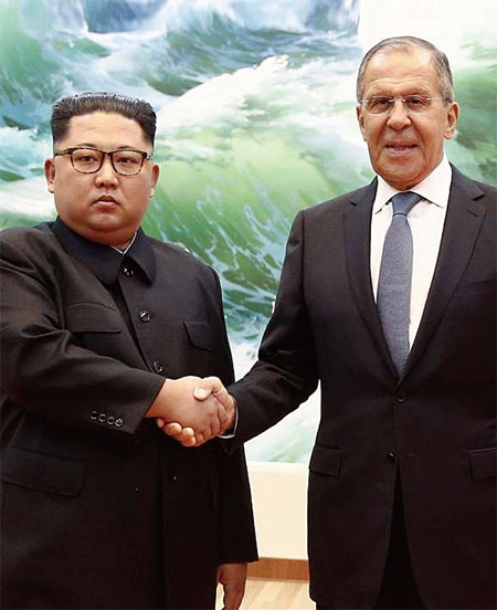 김정은이 지난해 5월 평양을 방문한 세르게이 라브로프 러시아 외무장관과 악수하고 있다. ⓒphoto 러시아 외무부