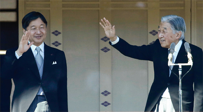 지난해 1월 2일 새해 공식 석상에 모습을 드러낸 아키히토 일왕(오른쪽)과 나루히토 왕세자가 발코니에서 손을 흔들고 있다. ⓒphoto AP·뉴시스