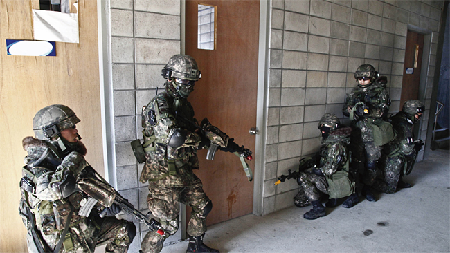 육군 장병들이 KCTC 시가지 전투훈련장에서 실전적 훈련을 하고 있는 모습. ⓒphoto KCTC