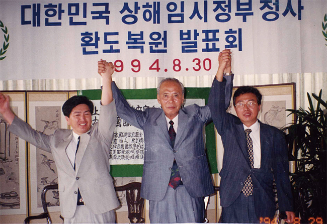 1994년 기자회견을 한 고 오성환 회장(가운데)과 오광택 대표(왼쪽).