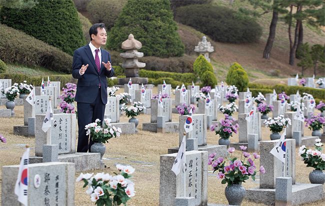 지난 4월 9일 박겸수 강북구청장이 국립4·19민주묘지에 있는 김주열 열사 묘 옆에 서서 설명하고 있다. ⓒphoto 한준호 영상미디어 기자
