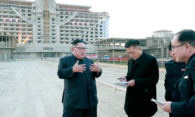 김정은 북한 국무위원장이 지난해 11월 원산갈마해안관광지구 건설 현장을 시찰하고 있다. ⓒphoto 뉴시스