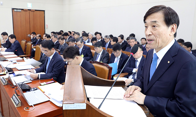 지난 3월 25일 서울 여의도 국회에서 열린 기획재정위원회 전체회의에 출석한 이주열 한국은행 총재가 업무보고를 하고 있다. ⓒphoto 뉴시스