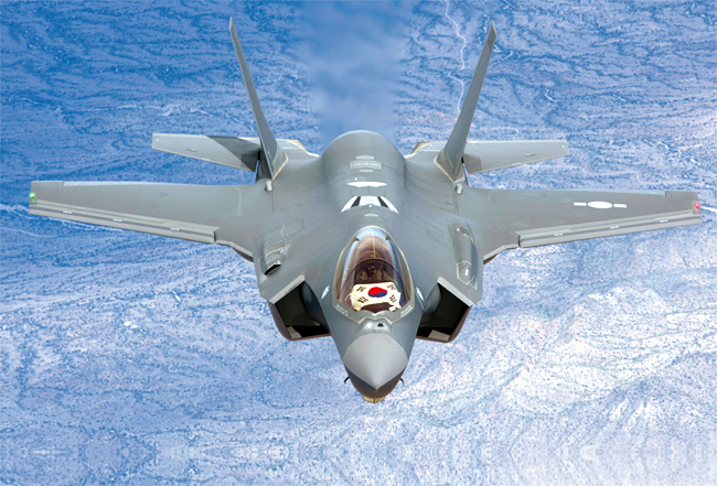 지난 3월 22일 첫 인도를 위해 미국 애리조나주 루크 공군기지를 출발해 한국 청주공군기지로 비행 중인 F-35A 스텔스 전투기. ⓒphoto 방위사업청