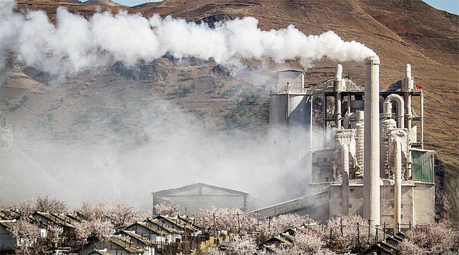 북한의 한 낡은 공장 굴뚝에서 연기가 솟아오르고 있다. ⓒphoto Alexander Belenkiy