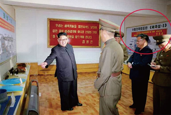 김정은이 국방과학원을 시찰했을 때 북극성-3형 개념도가 벽에 붙어 있는 모습. ⓒphoto 노동신문