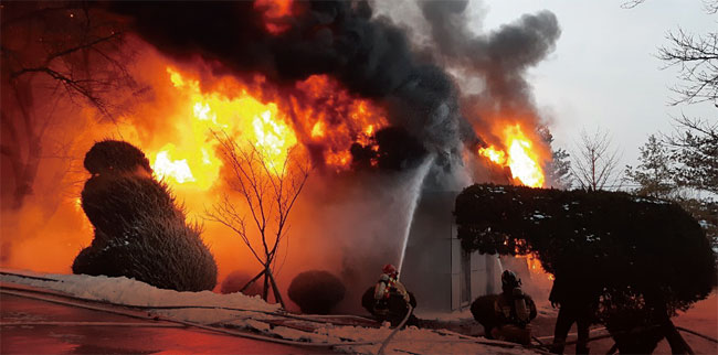 지난해 12월 17일 오전 충북 제천시 아세아시멘트 공장에 있는 ESS에 화재가 발생해 41억원의 재산 피해가 났다. ⓒphoto 연합