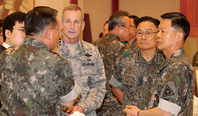 박찬주 전 대장(오른쪽 두 번째)이 2작전사령관 시절이던 2016년 6월 23일 청와대에서 열린 전군 주요지휘관 격려 오찬에서 한·미 연합군 주요 관계자들과 대화하고 있다. ⓒphoto 연합