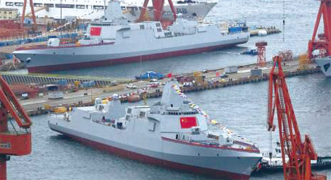 지난해 7월 중국 다롄조선소에서 2척이 동시에 진수된 최신예 055형 이지스 구축함.