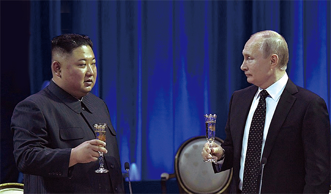 지난 4월 25일 정상회담을 마친 푸틴 러시아 대통령과 김정은 북한 국무위원장이 건배하기 위해 잔을 들고 있다. ⓒphoto 크렘린궁