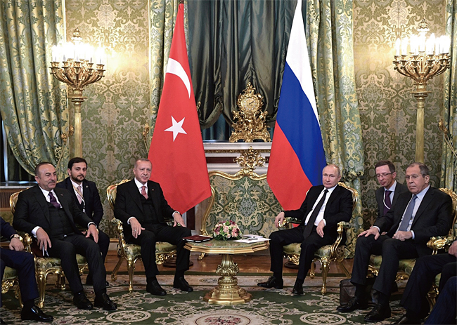 지난 4월 8일 푸틴 러시아 대통령(오른쪽 세 번째)과 에르도안 터키 대통령(왼쪽 세 번째)이 크렘린궁에서 대화를 나누고 있다. ⓒphoto 크렘린궁