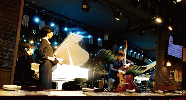 도쿄 긴자에 있는 레스토랑 ‘오레노’의 공연 무대. 저녁 때 4차례 재즈 공연이 열린다.
