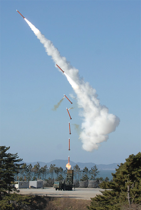‘한국형 패트리엇’ 미사일로 불리는 천궁 미사일 발사 장면. 고도 40㎞ 이하로 접근하는 적 항공기와 미사일 요격에 동원된다. ⓒphoto 연합