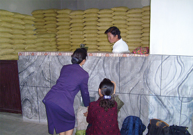 북한 강원도 고성군의 식량공급소에서 배급을 받는 모습. ⓒphoto 권태진 원장