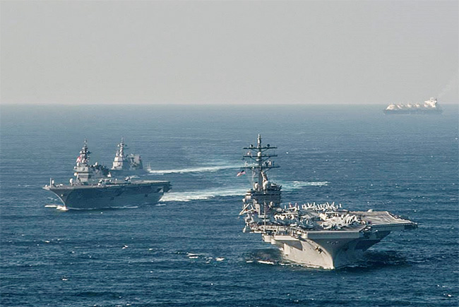 미 해군 항모 레이건호(오른쪽)와 일본 해상자위대 경항모 이즈모호가 합동훈련을 실시하고 있다. ⓒphoto US Navy