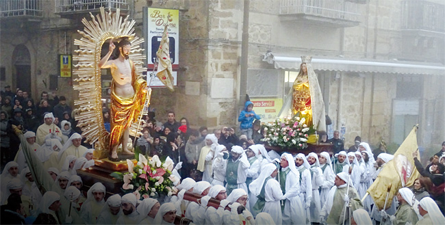 지난 4월 21일 부활절날 시칠리아 엔나에서 벌어진 ‘파스카’ 행렬. 500㎏에 달하는 거대한 예수상을 30명이 메고 행진한다. ⓒphoto 유민호