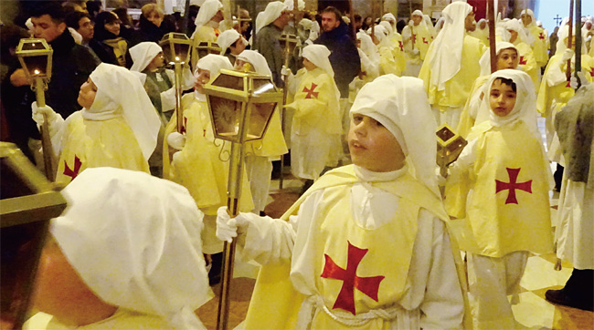 시칠리아 엔나의 어린이들도 십자가를 앞세운 채 파스카에 참가했다. ⓒphoto 유민호