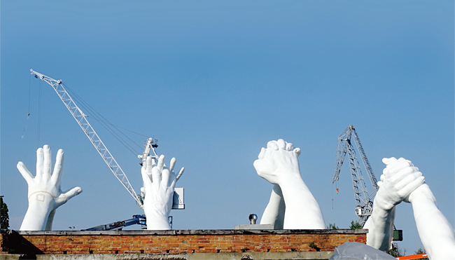 2019 베네치아 비엔날레가 열리는 알시날레 전시장에 설치예술가 로렌조 퀸의 작품이 설치되고 있다. 손 하나 넓이가 15m인 6쌍의 흰 손이 바다 위를 가로지르며 100m에 걸쳐 드리워져 있다. 베네치아 이미지에 걸맞게 ‘다리를 상징하는 손’이라고 한다. ⓒphoto 유민호