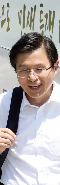 지난 5월 22일 서울 여의도 국회 본청 앞에서 열린 ‘국민 속으로 민생투쟁 대장정’ 출정식에 참석한 황교안 자유한국당 대표. ⓒphoto 뉴시스