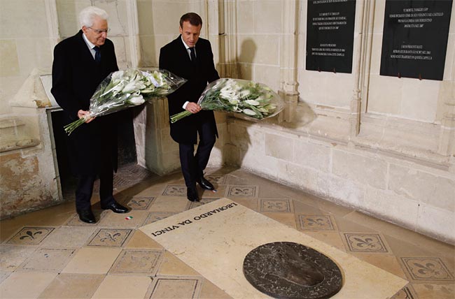 지난 5월 2일 다빈치가 안장된 프랑스 생위베르 예배당에서 에마누엘 마크롱 프랑스 대통령(오른쪽)과 세르지오 마타렐라 이탈리아 대통령이 헌화하고 있다. ⓒphoto 뉴시스