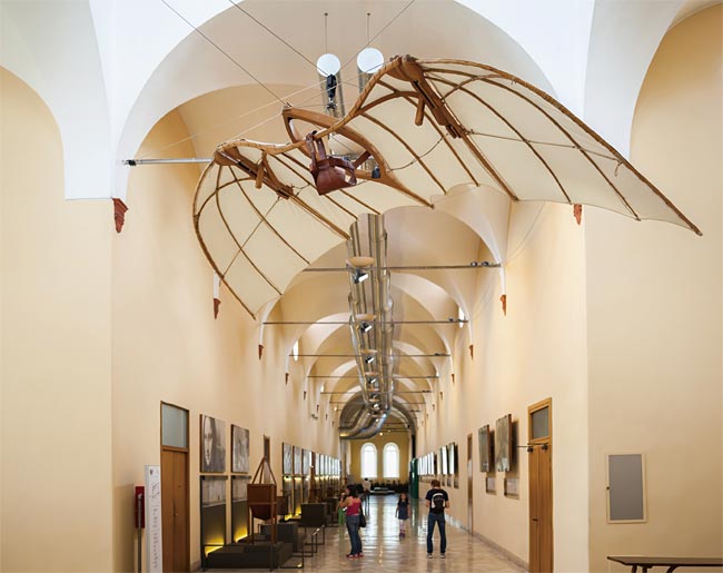 다빈치는 평생 인간의 비행을 꿈꿨다. 다빈치의 구상을 바탕으로 만든 박쥐 모양의 비행기 ‘우첼로’. ⓒphoto 셔터스톡