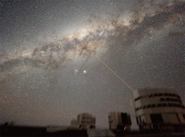남미 칠레 파라날 천문대의 망원경이 레이저를 쏘아 우리은하 중심부를 가리키고 있다. ⓒphoto 위키피디아