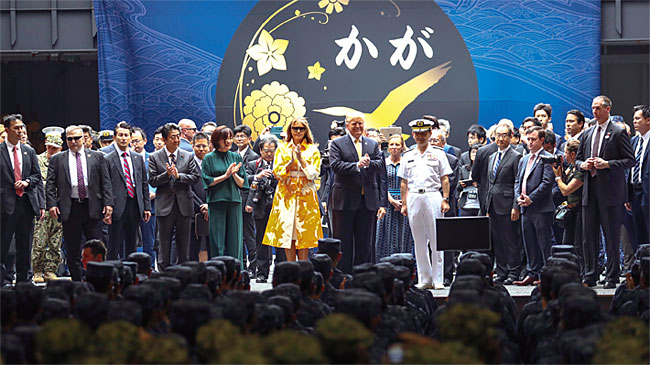 지난 5월 28일 일본의 헬기 탑재 호위함 ‘가가함’에서 트럼프 대통령과 아베 총리가 자위대 장병들을 격려하고 있다. ⓒphoto 뉴시스