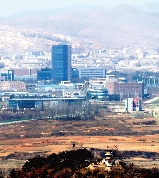 경기 파주시 문산읍 도라산 전망대에서 바라본 개성공단과 북한군 초소. ⓒphoto 뉴시스
