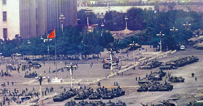 1989년 6월 5일 시위대가 인민해방군에 진압된 이후 탱크들이 진주해 있는 천안문광장. ⓒphoto 뉴시스
