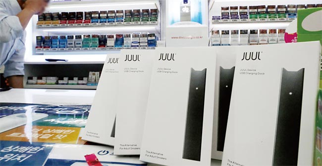 미국 시장 점유율 75%를 기록하며 인기를 얻고 있는 액상형 전자담배 ‘쥴(JUUL)’이 지난 5월 24일 국내에 정식 출시됐다. ⓒphoto 뉴시스