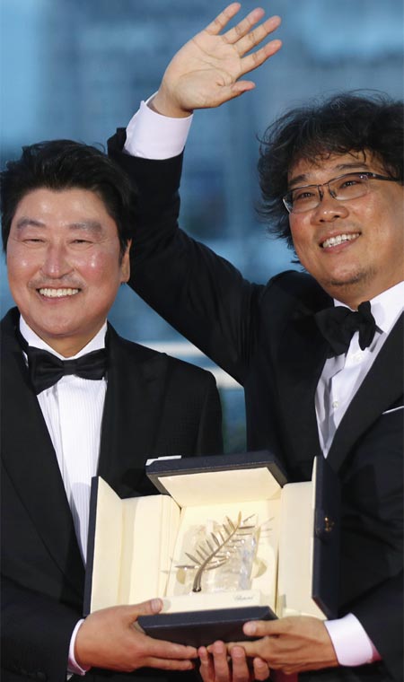 제72회 칸영화제에서 황금종려상을 수상한 후 봉준호 감독(오른쪽)과 배우 송강호가 기쁨을 나누고 있다. ⓒphoto 뉴시스