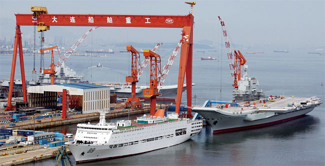 중국선박중공(북선) 산하 다롄조선소에 정박해 있는 중국 국산 항공모함(오른쪽). ⓒphoto 바이두