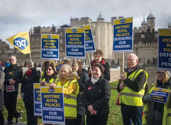 영국 런던탑 관리원들이 지난해 12월 연금제도 변경에 항의하며 파업을 벌이고 있다. ⓒphoto 뉴시스