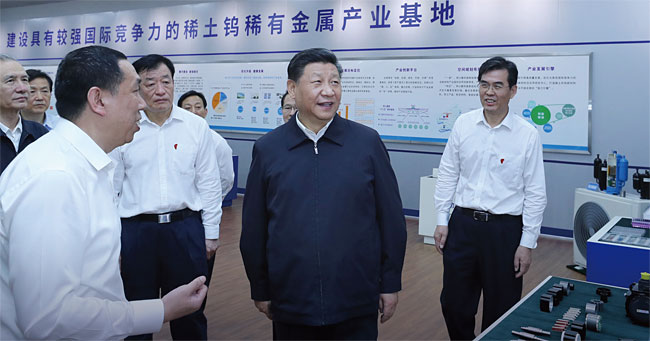 시진핑 중국 국가주석이 지난 5월 20일 간저우시에 있는 희토류 관련 기업인 진리융츠커지유한공사를 시찰하고 있다. ⓒphoto 뉴시스