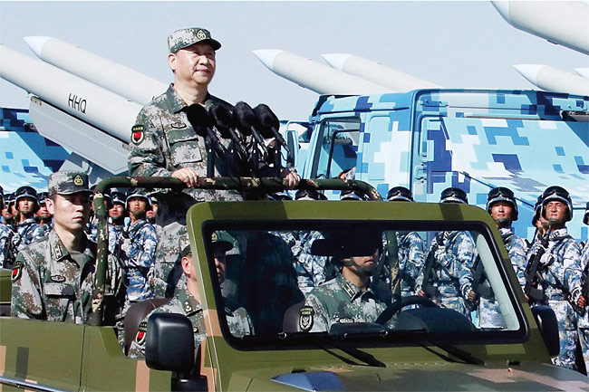 시진핑 중국 국가주석이 2017년 7월 30일 인민해방군 창건 90주년을 맞아 장병들을 사열하고 있다.(왼쪽) ⓒphoto Chi.mil