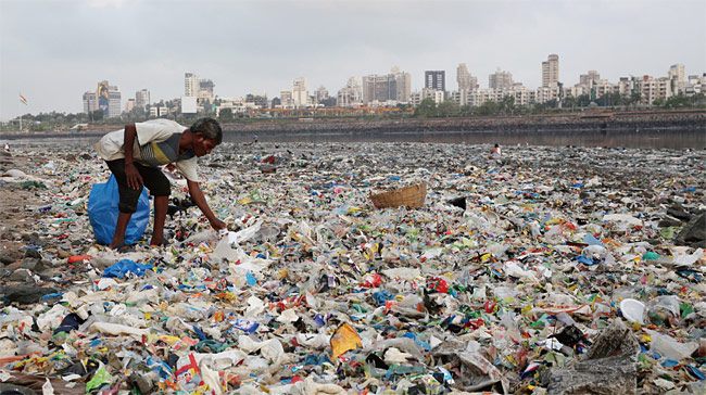 인도 뭄바이 해변의 플라스틱 쓰레기. ⓒphoto 뉴시스