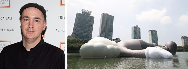 뉴욕 브루클린 출신의 예술가 카우스(왼쪽)와 그의 작품 ‘카우스: 홀리데이 코리아(KAWS: HOLIDAY KOREA)’. 카우스의 이 작품은 지난해 7월 서울 송파구 석촌호수에 공공미술 프로젝트의 하나로 전시됐다. ⓒphoto 뉴시스