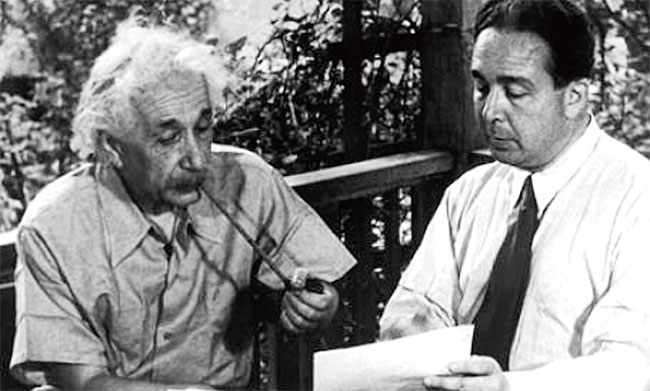아인슈타인(왼쪽)과 질라르드가 대화하고 있는 모습. 질라르드는 아인슈타인에게 히틀러의 핵 개발 계획을 알린 핵물리학자다. ⓒphoto 위키피디아