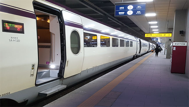 서울 수서역의 저상 플랫폼에 정차한 SRT 고속열차. 계단을 밟고 열차를 타고 내리는 구조다.