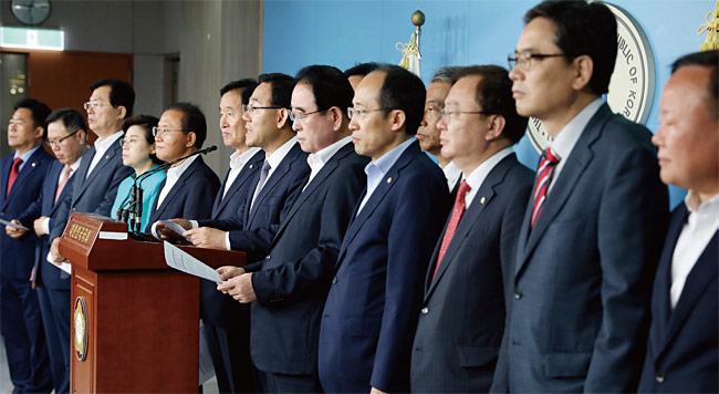 지난 6월 21일 서울 여의도 국회에서 자유한국당 대구경북발전협의회 의원들이 가덕도신공항 재추진 관련 기자회견을 하고 있다. ⓒphoto 뉴시스