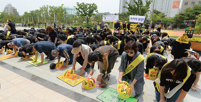 지난 6월 20일 상산고 학부모들이 전북도교육청 앞에서 상복집회를 진행하던 중 ‘전북 교육은 죽었다’는 의미로 절을 하고 있다. ⓒphoto 김영근 영상미디어 기자