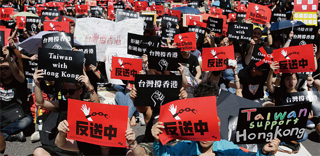 지난 6월 16일 타이베이에서 홍콩 지지 시위를 벌이고 있는 대만 시민들. ⓒphoto 뉴시스·AP