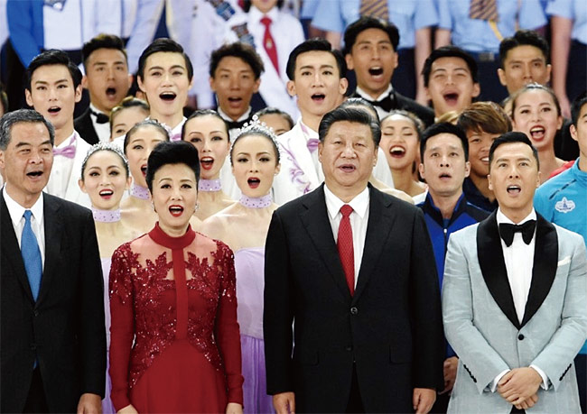 2017년 7월 1일 시진핑 중국 국가주석(오른쪽 두 번째)이 홍콩 반환 20주년 기념식에서 중국 국가를 부르고 있다. ⓒphoto SAR