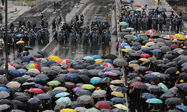 지난 7월 1일 홍콩 정부청사 앞 도로에서 경찰과 대치 중인 시위대들. ⓒphoto AP·뉴시스