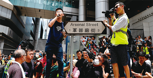 지난 6월 21일 조슈아 웡이 홍콩 경찰본부 앞에서 연설하고 있다. ⓒphoto  AP·뉴시스