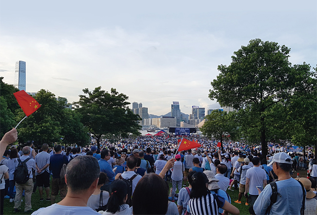 지난 6월 30일 홍콩 정부청사 앞 타마르공원에서 열린 친정부 집회. ⓒphoto 이동훈