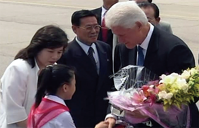 클린턴 미 전 대통령은 억류된 미국인 기자 유나 리와 로라 링을 구하기 위해 2009년 10월 4일 평양으로 들어갔다. 당시 통역을 맡은 이가 바로 최선희 외무성 제1부상(왼쪽 첫 번째)이다. ⓒphoto 뉴시스